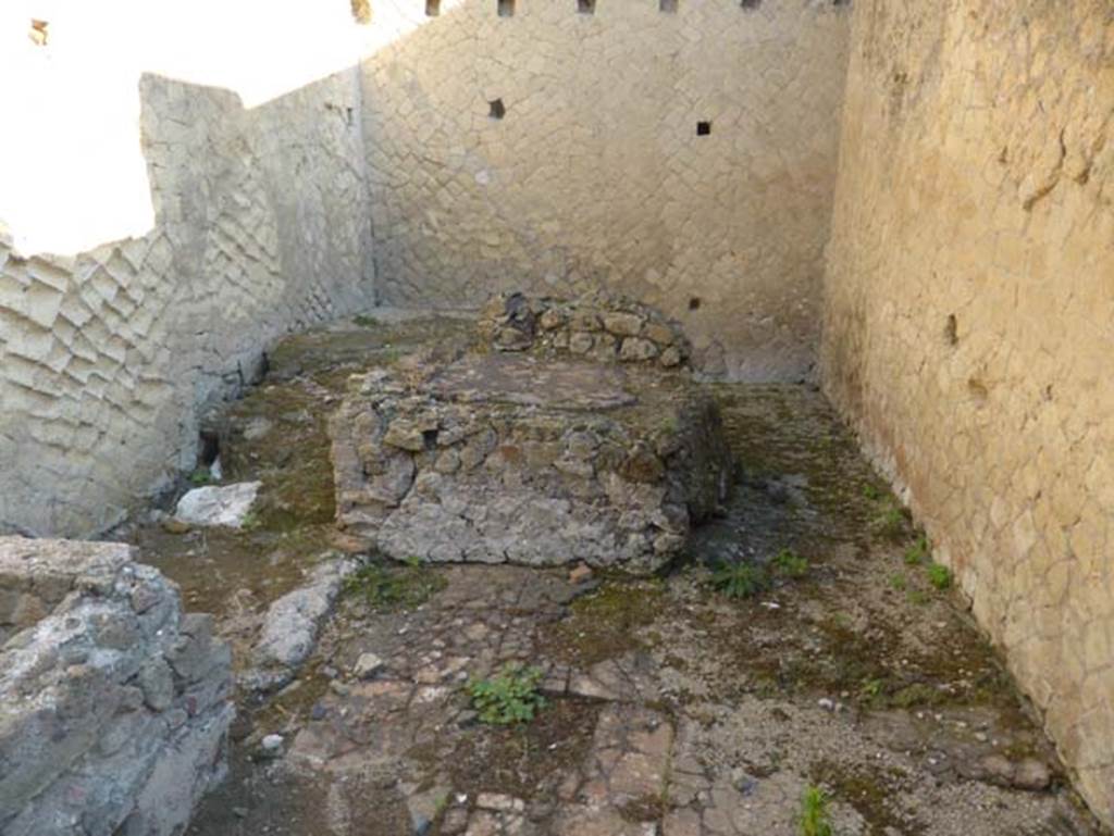 VI.30 Herculaneum, September 2015. Looking towards structure in centre of area and east wall.